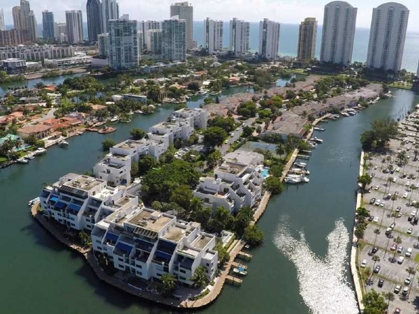 Poinciana Yacht And Racquet - Luxury Condo Interior